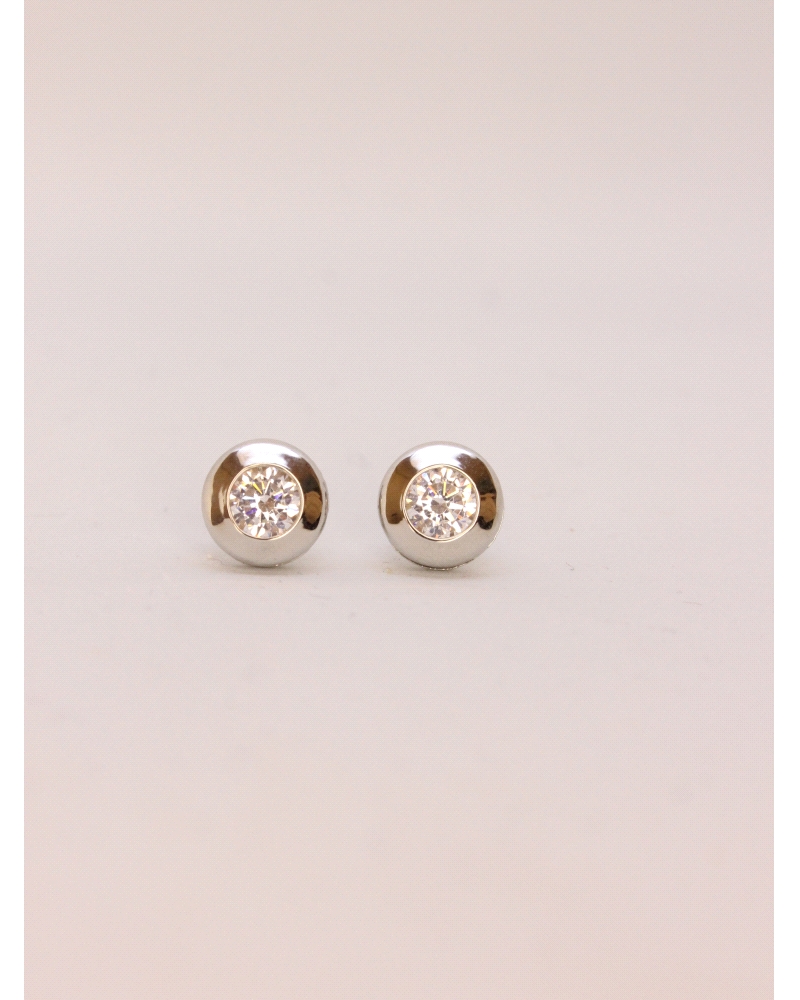 <P>Pendienetes de oro blanco de 18 kts con circonita en chatón.</P>
<P>Cierre de presión.</P>
<P>Medida: 8,5 mm de diametro.</