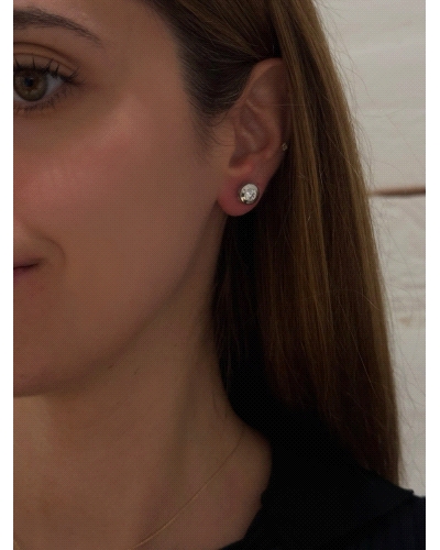 <P>Pendienetes de oro blanco de 18 kts con circonita en chatón.</P>
<P>Cierre de presión.</P>
<P>Medida: 8,5 mm de diametro.</