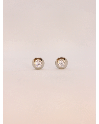 <P>Pendientes de oro blanco de 18kts con cierconita blanca en chatón.</P>
<P>Cierre de presión.</P>
<P>Medida: 7,5mm de diamet