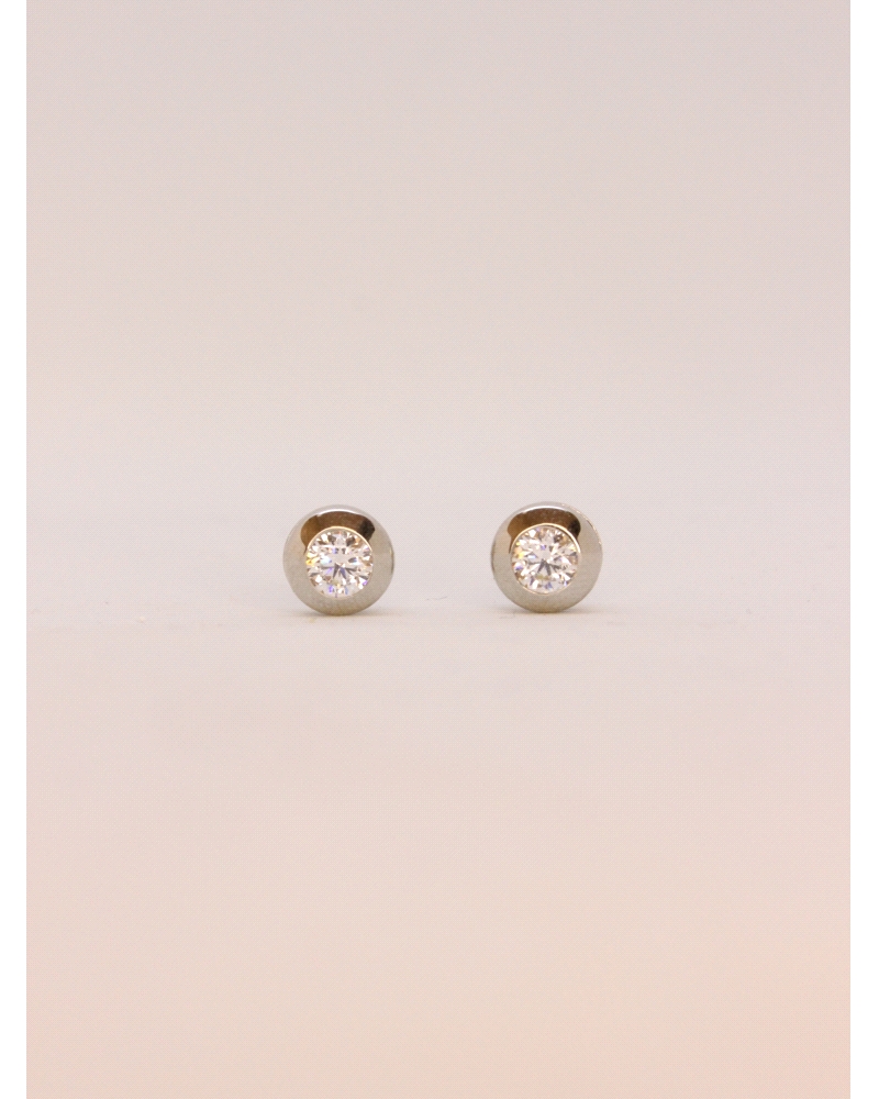 <P>Pendientes de oro blanco de 18kts con cierconita blanca en chatón.</P>
<P>Cierre de presión.</P>
<P>Medida: 7,5mm de diamet