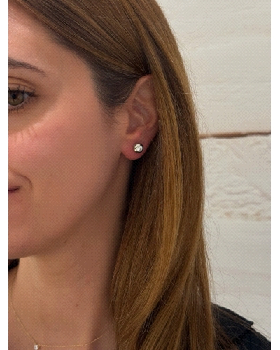 <P>Pendientes de oro blanco de 18kts con cierconita blanca en chatón.</P>
<P>Cierre de presión.</P>
<P>Medida: 7,5mm de diamet