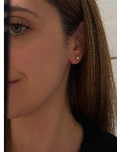 <P>Pendienetes en forma de estrella&nbsp;de oro de 18 kts con circonitas blancas.</P>
<P>Cierre de presión.</P>
<P>Medida: 8mm