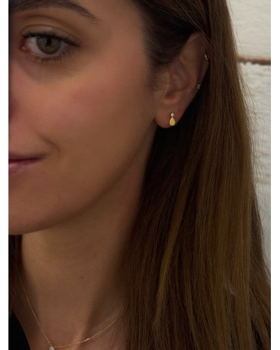 <P data-end='410' data-start='101'>Pendientes de oro amarillo de 9 quilates con diseño en forma de lágrima y una circonita engas