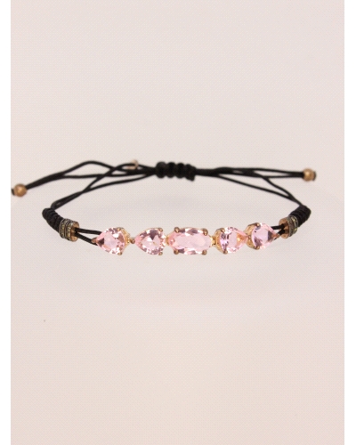 Pulsera de plata con cordón negro ajustable, adornada con cinco zirconias rosas en diferentes cortes, que aportan un brillo deli