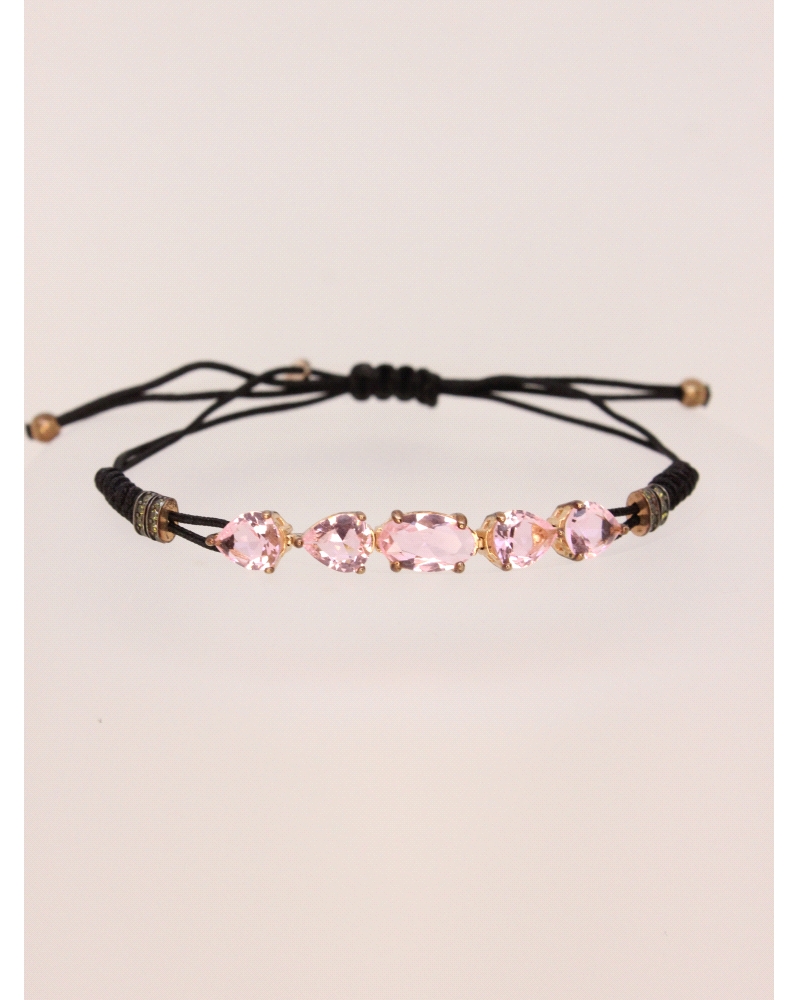 Pulsera de plata con cordón negro ajustable, adornada con cinco zirconias rosas en diferentes cortes, que aportan un brillo deli
