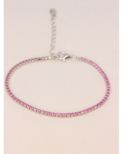 Pulsera tipo tennis elaborada en plata 925, con una delicada hilera de circonias en color fucsia finamente engastadas que reflej