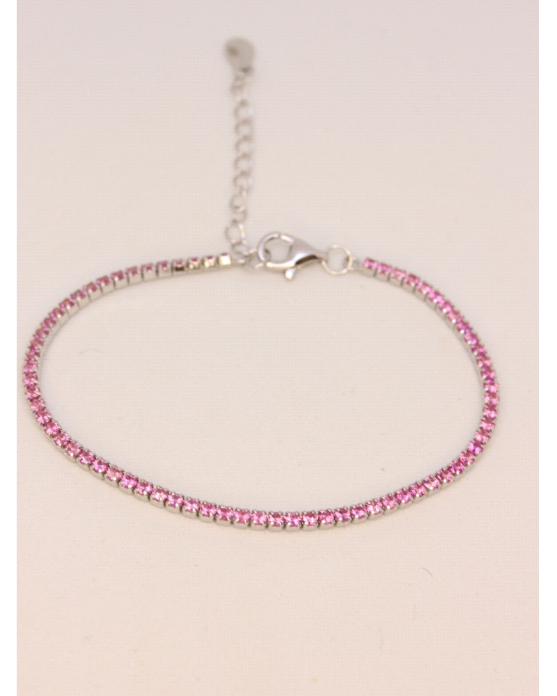 Pulsera tipo tennis elaborada en plata 925, con una delicada hilera de circonias en color fucsia finamente engastadas que reflej