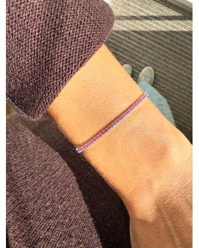 Pulsera tipo tennis elaborada en plata 925, con una delicada hilera de circonias en color fucsia finamente engastadas que reflej