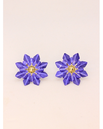 <P>Pendientes de plata de primera ley (925) esmaltados en color azul intenso y centro con baño de oro amarillo en forma de flor.
