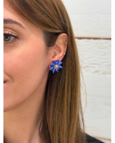 <P>Pendientes de plata de primera ley (925) esmaltados en color azul intenso y centro con baño de oro amarillo en forma de flor.