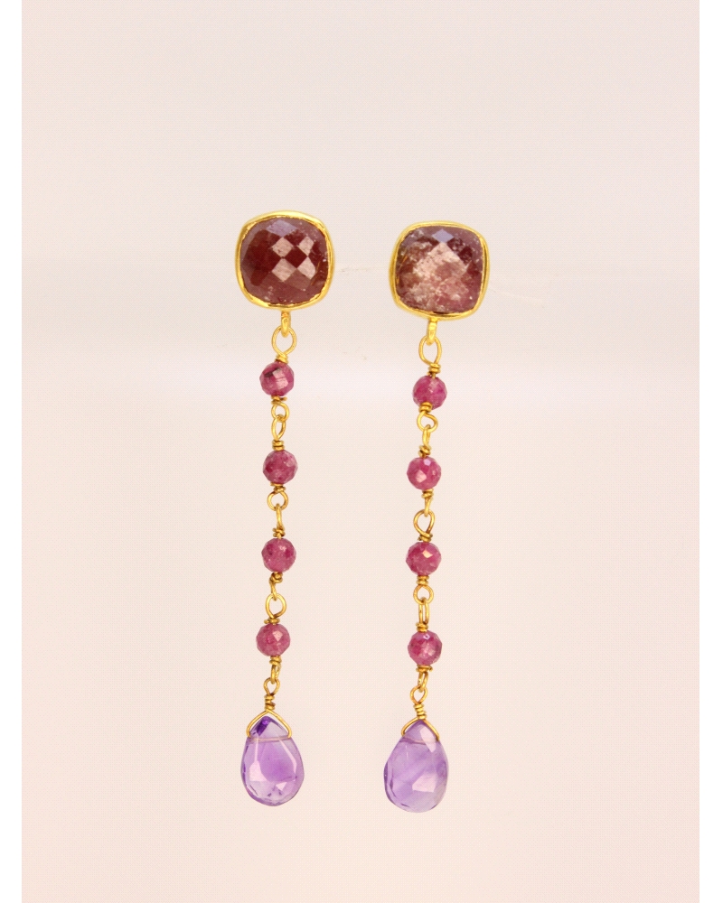 <P>Pendientes de plata de primera ley (925) con baño de oro amarillo y piedras en color fucsia y morado.</P>
<P>Cierre de presi