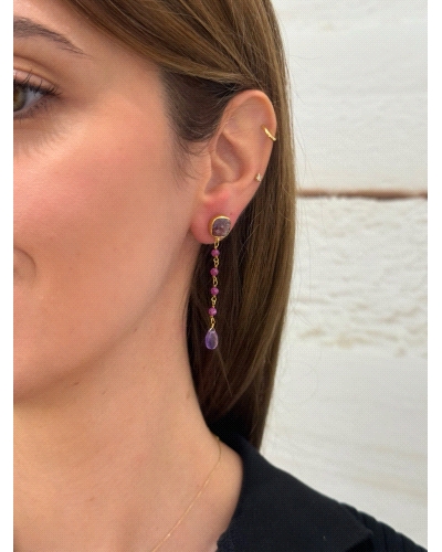 <P>Pendientes de plata de primera ley (925) con baño de oro amarillo y piedras en color fucsia y morado.</P>
<P>Cierre de presi
