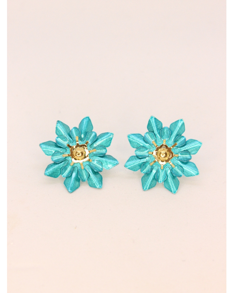 <P>Pendientes de plata de primera ley (925) esmaltados en color turquesa y centro con baño de oro amarillo en forma de flor.</P>