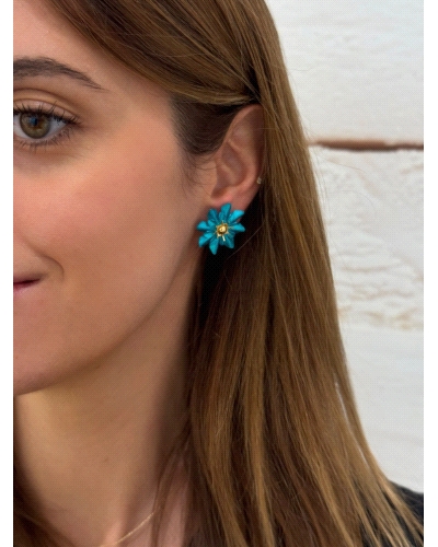 <P>Pendientes de plata de primera ley (925) esmaltados en color turquesa y centro con baño de oro amarillo en forma de flor.</P>