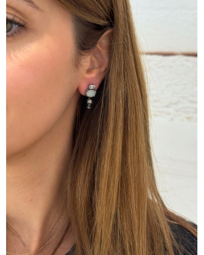 <P>Pendientes de plata de primera ley (925) con circonitas en tonos gris, rosa suave y azul..</P>
<P>Cierre de presión.</P>
<P