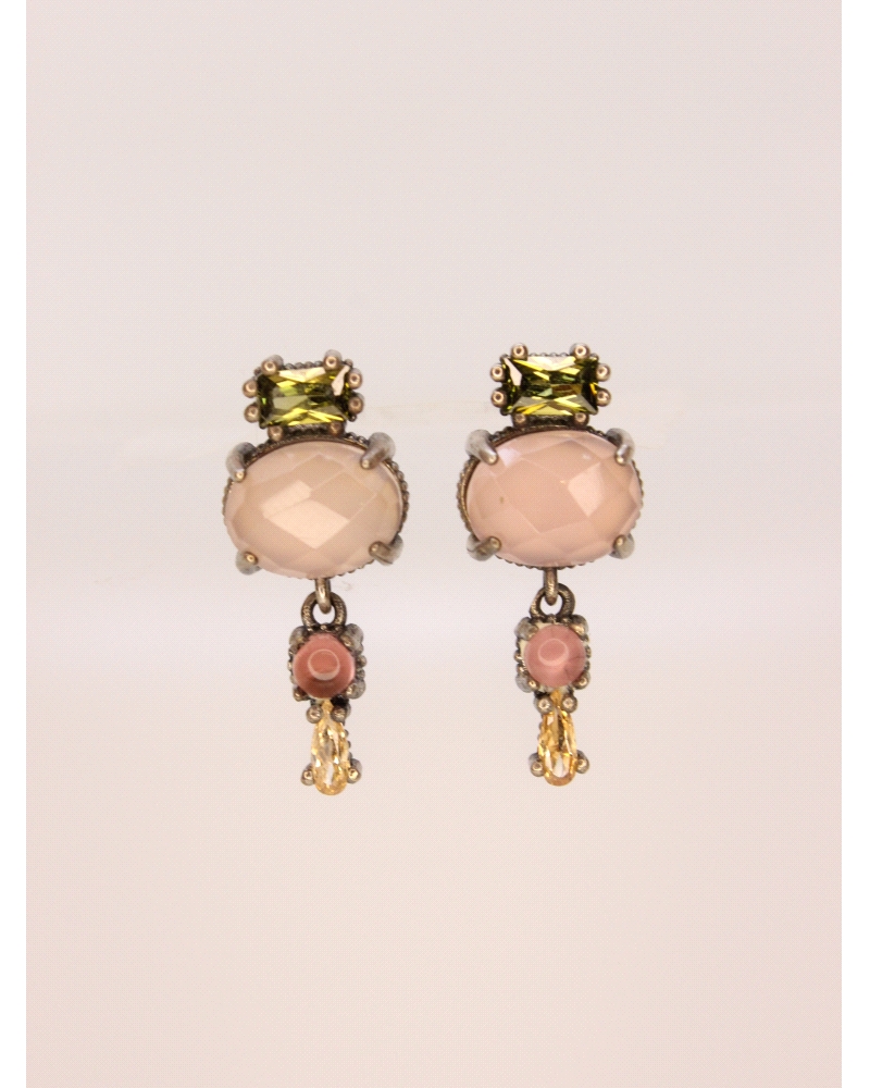 <P>Pendientes de plata de primera ley (925) con cuarzo rosa y circonitas en color verde, granate y melocotón.</P>
<P>Cierre de 