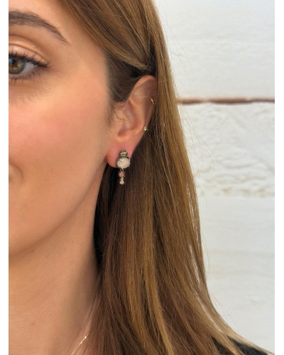 <P>Pendientes de plata de primera ley (925) con cuarzo rosa y circonitas en color verde, granate y melocotón.</P>
<P>Cierre de 