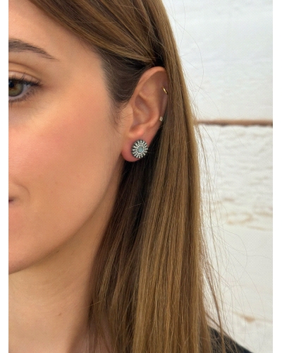 <P>Pendientes de plata de primera ley (925) con circonitas blancas y azul claro.</P>
<P>Cierre de presión.</P>
<P>Medida: 12,5