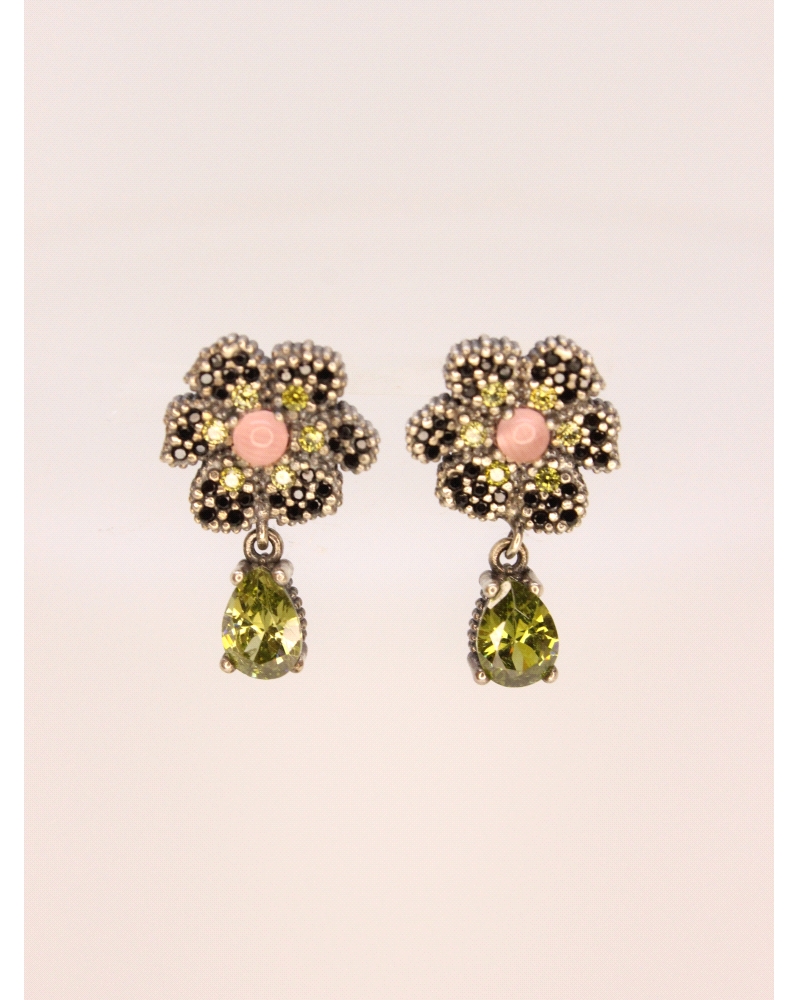 <P>Pendientes de plata de primera ley (925) en forma de flor con circonitas negras, verdes y rosa.</P>
<P>Cierre de presión.</P