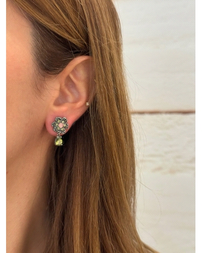 <P>Pendientes de plata de primera ley (925) en forma de flor con circonitas negras, verdes y rosa.</P>
<P>Cierre de presión.</P