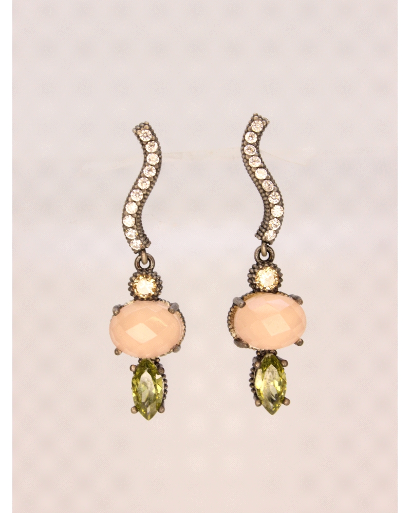 <P>Pendientes de plata de primera ley (925) con cuarzo rosa y circonitas en color blanco,&nbsp;verde y champán.</P>
<P>Cierre d