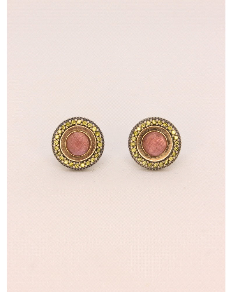 <P>Pendientes de plata de primera ley (925) y lamina de oro con cuarzo granate.</P>
<P>Cierre de presión.</P>
<P>Medida: 11,5 