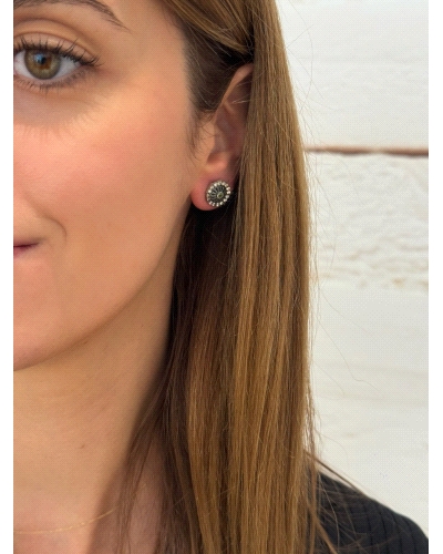 <P>Pendientes de plata de primera ley (925) con circonitas blancas y verde central.</P>
<P>Cierre de presión.</P>
<P>Medida: 1