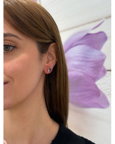 <P>Pendientes de plata ( 925) con baño de oro amarillo y circonita en color morado.</P>
<P>Cierre de presión.</P>
<P>Medida: 8