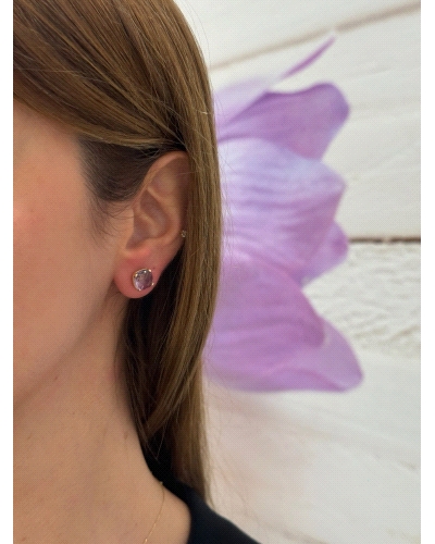 <P>Pendientes de plata ( 925) con baño de oro amarillo y circonita en color morado.</P>
<P>Cierre de presión.</P>
<P>Medida: 8