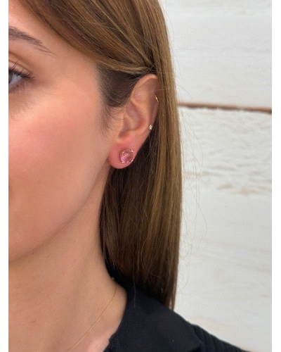 <P>Pendientes de plata (925) con baño de oro amarillo y circonita en color rosa suave.</P>
<P>Cierre de presión.</P>
<P>Medida