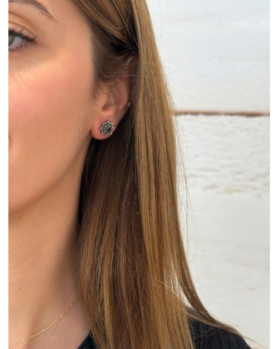 <P>Pendientes de plata de primera ley (925) con circonitas en color negro, marrón y champán.</P>
<P>Cierre de presión.</P>
<P>