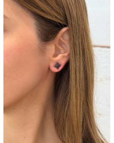 <P>Pendientes de plata de primera ley (925) con circonita granate.</P>
<P>Cierre de presión.</P>
<P>Medida: 10 mm de diametro.