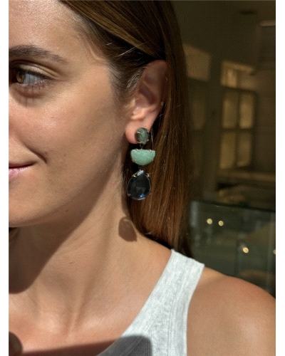 <P>Pendientes de plata de primera ley (925) con baño de oro amarillo y 3 piedras.&nbsp;Labradorita de gota, semicírculo verde y 