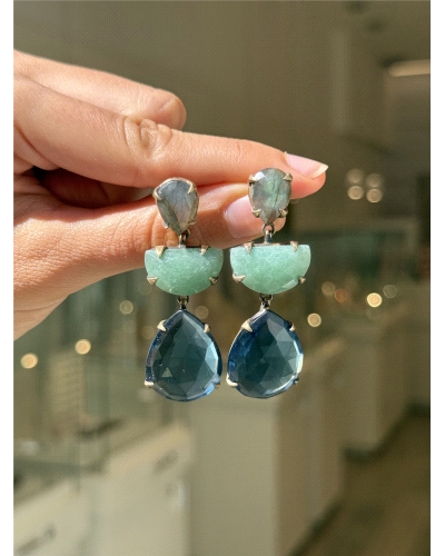 <P>Pendientes de plata de primera ley (925) con baño de oro amarillo y 3 piedras.&nbsp;Labradorita de gota, semicírculo verde y 