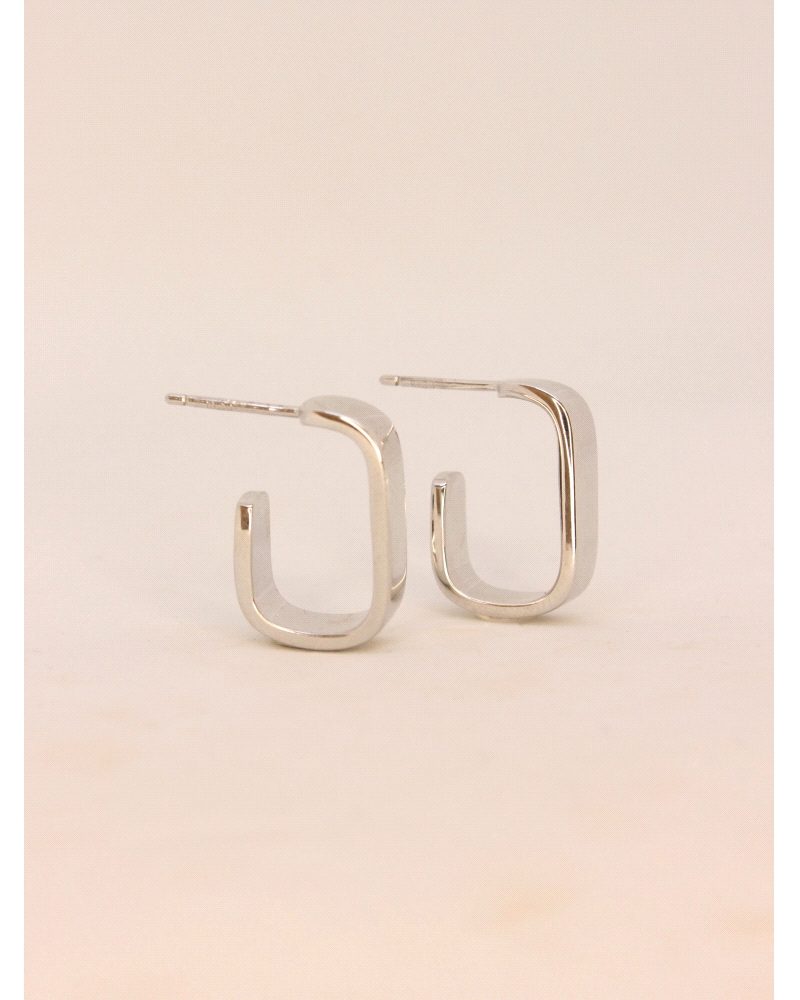 <P>Pendiantes de plata de primera ley ( 925) </P>
<P>Cierre de presión.</P>
<P>Medida: 19 mm de largo y 5,5 mm ancho.</P>