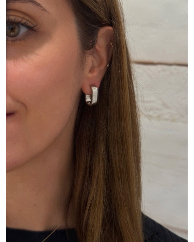 <P>Pendiantes de plata de primera ley ( 925) </P>
<P>Cierre de presión.</P>
<P>Medida: 19 mm de largo y 5,5 mm ancho.</P>