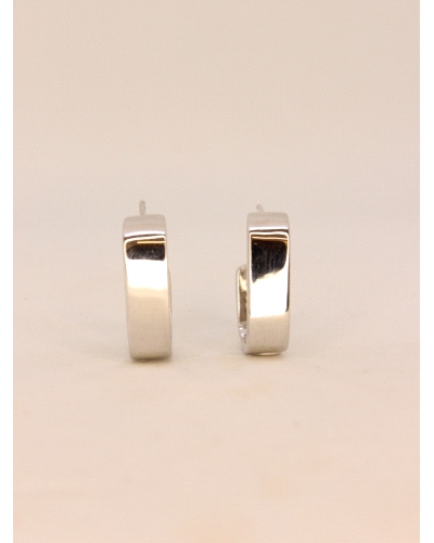 <P>Pendiantes de plata de primera ley ( 925) </P>
<P>Cierre de presión.</P>
<P>Medida: 19 mm de largo y 5,5 mm ancho.</P>