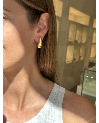 <P>Pendientes de plata de primera ley (925) con baño de oro amarillo.</P>
<P>Cierre de presión.</P>
<P>Medida: 26 mm x 12 mm.<