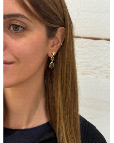 Pendientes de plata de primera ley (925) con baño de oro amarillo y circonitas en color azul y marrón.

Cierre de presión.

