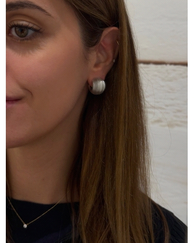 <P>Pendientes de plata de primera ley (925)</P>
<P>Cierre de presión.</P>
<P>Medida: 19 mm de diametro exterior.</P>