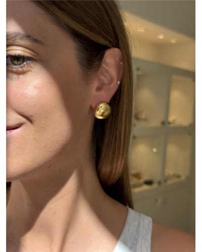 <P>Pendientes de plata de primera ley (925) con baño de oro amarillo.</P>
<P>Cierre de presión.</P>
<P>Medida: 19 mm de diamet