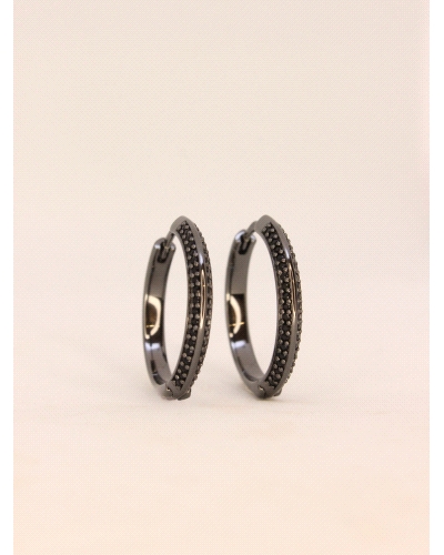 <P>Pendientes de plata de primera ley (925) con rutenio negro y circonitas negras.</P>
<P>Medida: 23 mm de diametro exterior.</