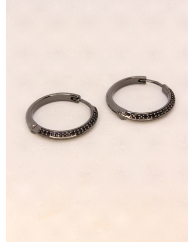 <P>Pendientes de plata de primera ley (925) con rutenio negro y circonitas negras.</P>
<P>Medida: 23 mm de diametro exterior.</