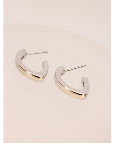 <P>Pendientes de plata de primera ley (925) con baño de rodio.</P>
<P><SPAN style='FONT-SIZE: 15px; FONT-FAMILY: Montserrat, sa