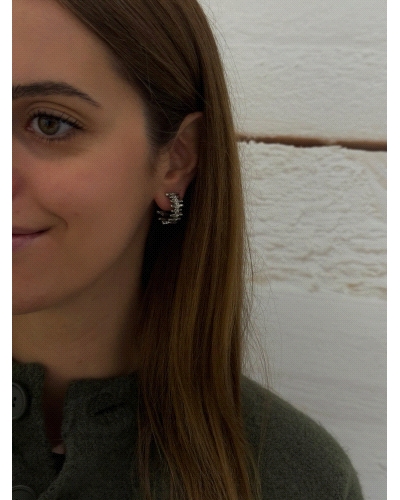 <P>Pendientes de plata de primera ley (925) con baño de rodio.</P>
<P>Cierre de presión.</P>
<P>Medida: 1,8 cm diametro exteri