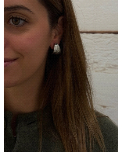 <P>Pendientes de plata de primera ley (925) con baño de rodio.</P>
<P>Cierre de presión.</P>
<P>Medida: 2,5 x 2 cm.</P>
<P>&n