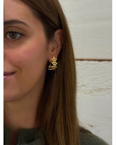 <P>Pendientes de plata de primera ley (925) bañados en oro amarillo de 18kt.</P>
<P>Cierre de presión.</P>
<P>Medida: 3 x 1,5 