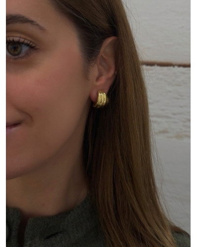 <P>Pendientes de plata de primera ley (925) bañados en oro amarillo de 18kt.</P>
<P>Cierre de presión.</P>
<P>Medida: 2 x 1,5 