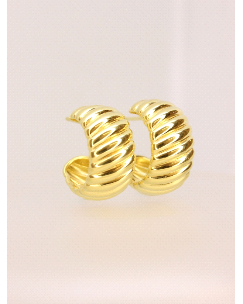 Pendientes de plata de primera ley (925) bañados en oro amarillo de 18kt.<BR><BR>Cierre de presión.<BR><BR>Medida: 2 x 1 cm.<BR>