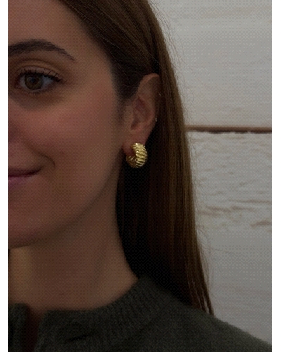 Pendientes de plata de primera ley (925) bañados en oro amarillo de 18kt.<BR><BR>Cierre de presión.<BR><BR>Medida: 2 x 1 cm.<BR>